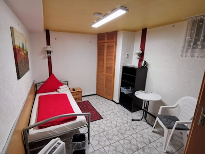 Zimmer 4 - Kompaktes Einzelzimmer im Keller - Unser gemütliches Einzelzimmer im Kellergeschoss ist mit seinen roten Akzenten ...