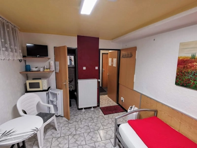 Zimmer 4 - Kompaktes Einzelzimmer im Keller - Unser gemütliches Einzelzimmer im Kellergeschoss ist mit seinen roten Akzenten ...