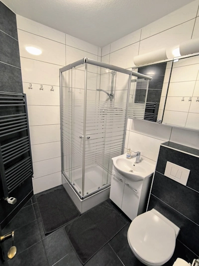 Zimmer 2 - Doppelzimmer mit geteiltem Bad - Dieses gemütliche Doppelzimmer besticht durch sein rot-weißes Farbkonzept und ...