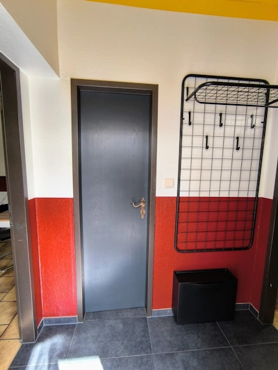 Zimmer 2 - Doppelzimmer mit geteiltem Bad - Dieses gemütliche Doppelzimmer besticht durch sein rot-weißes Farbkonzept und ...