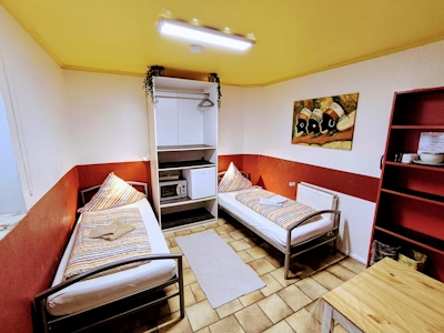 Zimmer 2 - Doppelzimmer mit geteiltem Bad - Dieses gemütliche Doppelzimmer besticht durch sein rot-weißes Farbkonzept und ...