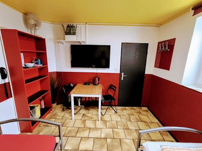 Zimmer 2 - Doppelzimmer mit geteiltem Bad - Dieses gemütliche Doppelzimmer besticht durch sein rot-weißes Farbkonzept und ...