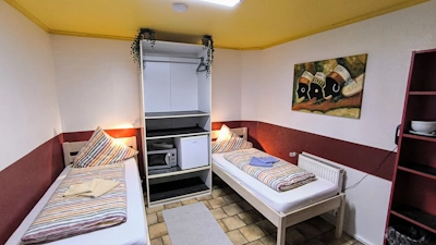 Zimmer 2 - Doppelzimmer mit geteiltem Bad - Dieses gemütliche Doppelzimmer besticht durch sein rot-weißes Farbkonzept und ...