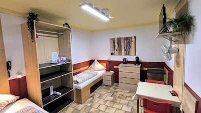 Zimmer 3 - Doppelzimmer mit wohnlicher Atmosphäre - Dieses gemütliche Doppelzimmer ist mit zwei Einzelbetten ausgestattet und zeich...