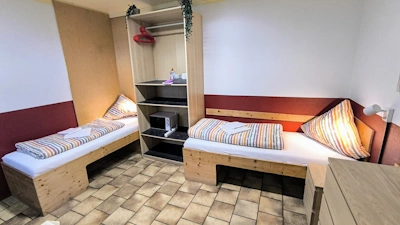 Zimmer 3 - Doppelzimmer mit wohnlicher Atmosphäre - Dieses gemütliche Doppelzimmer ist mit zwei Einzelbetten ausgestattet und zeich...